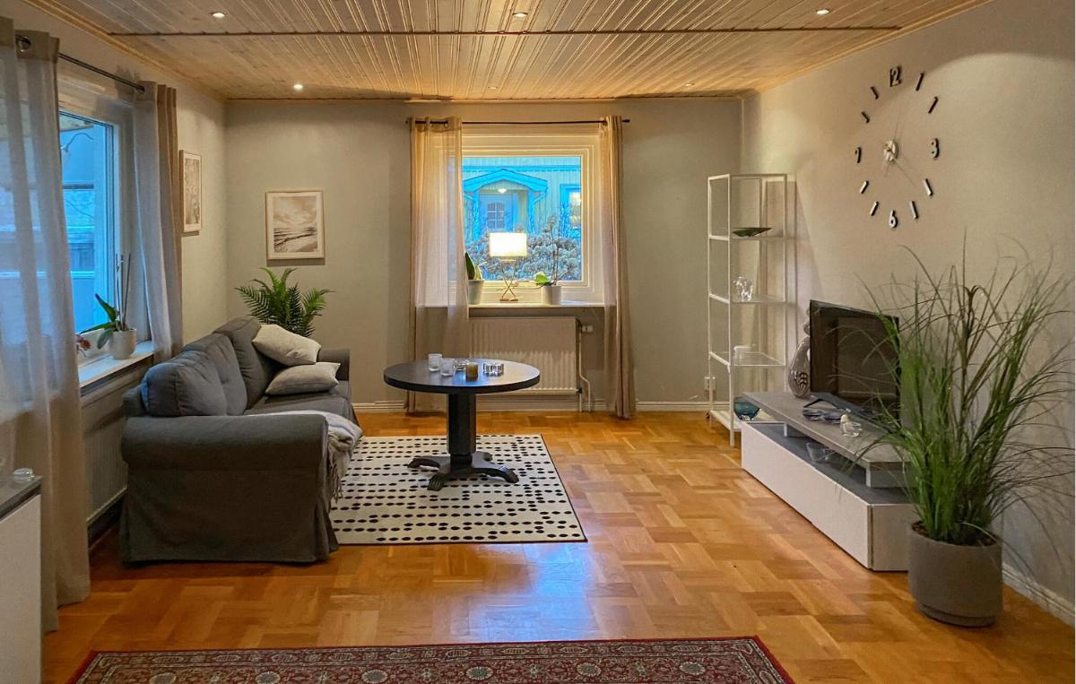 2 Bedroom Awesome Home In Rörvik - Housity