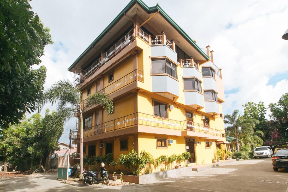 RedDoorz @ Farm Side Hotel Laoag City - Housity