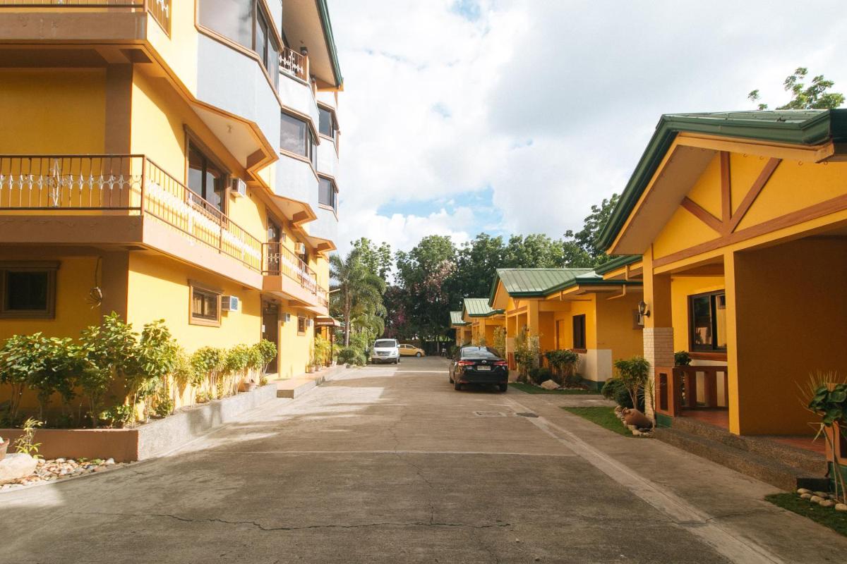 RedDoorz @ Farm Side Hotel Laoag City - Housity