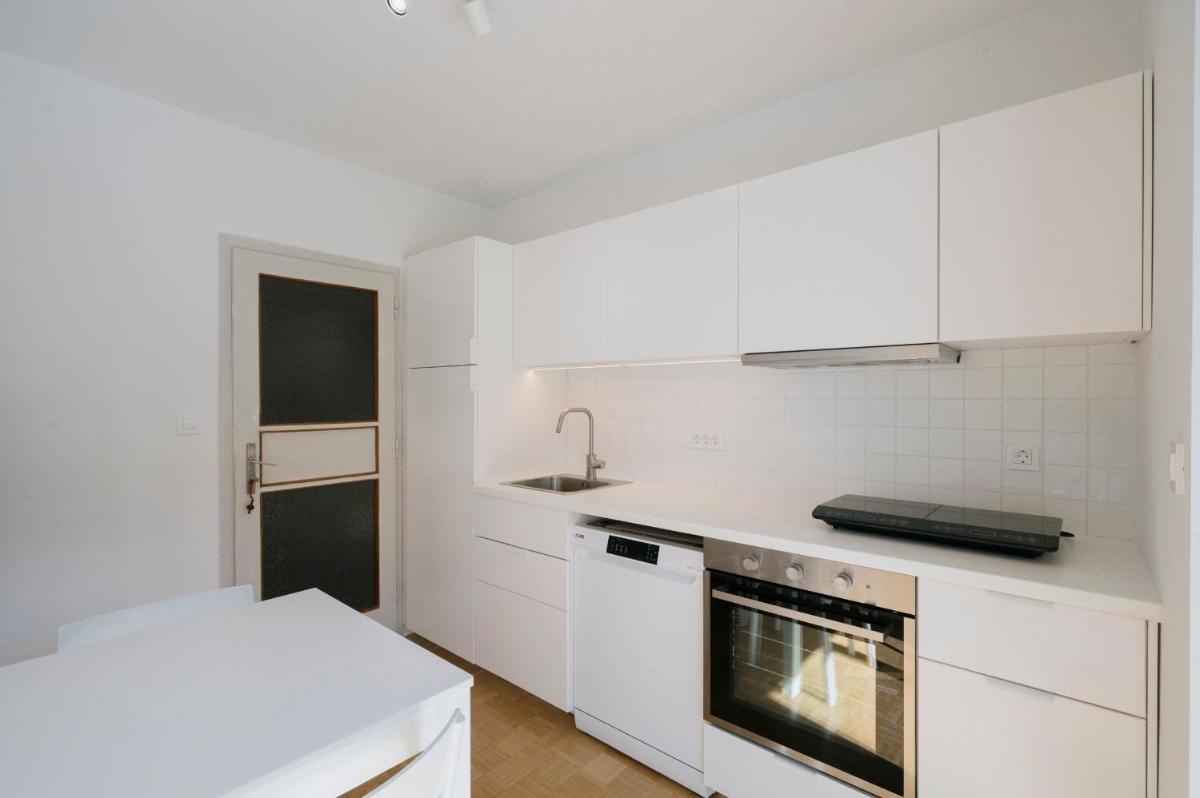 Ljubljana C17 - 5 Bedroom Private House with a Garden - Housity