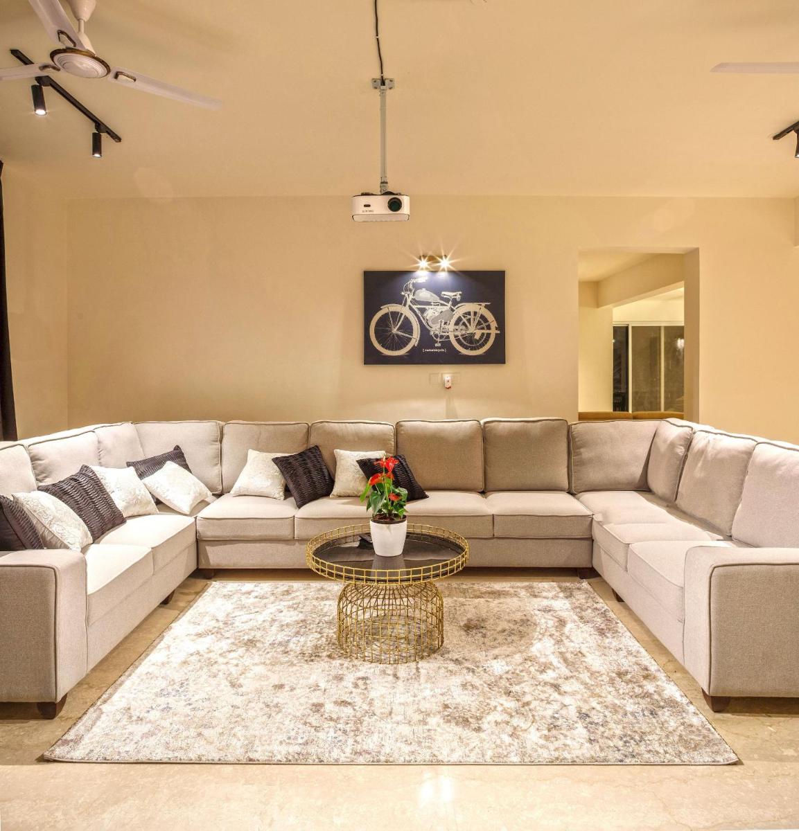 Golf View Home by JadeCaps 4BHK with Breakfast - Housity