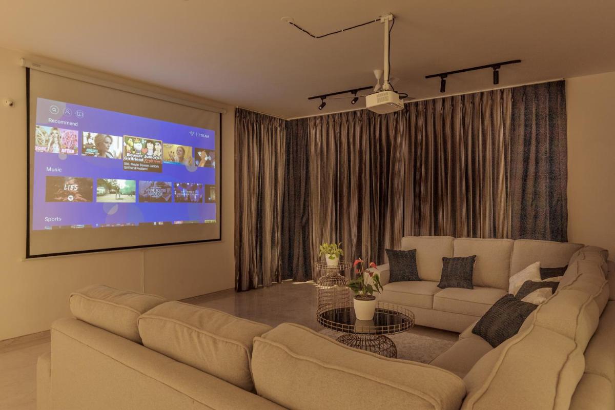 Golf View Home by JadeCaps 4BHK with Breakfast - Housity