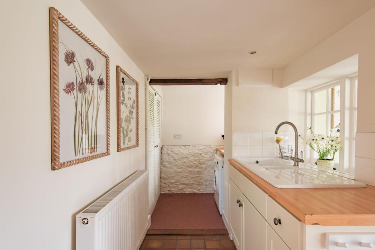 Crow Cottage by Bloom Stays - Housity