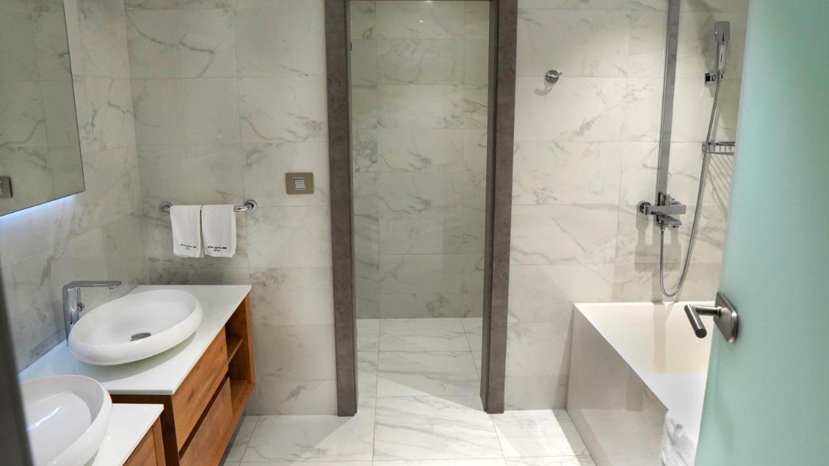 Aniroc Signature Hotel - Housity