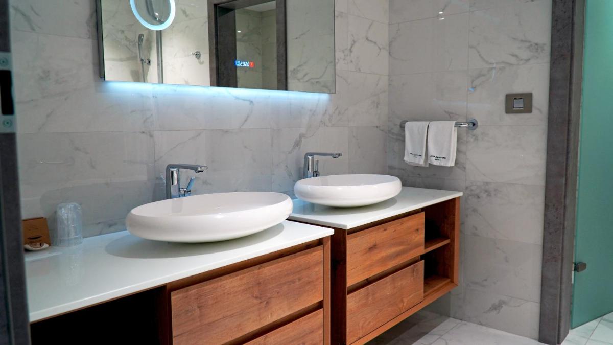Aniroc Signature Hotel - Housity