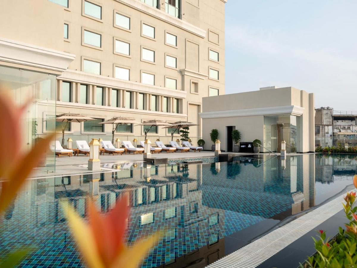 Swimming pool 5-Star Hotel The Leela Hyderabad Banjara Hills