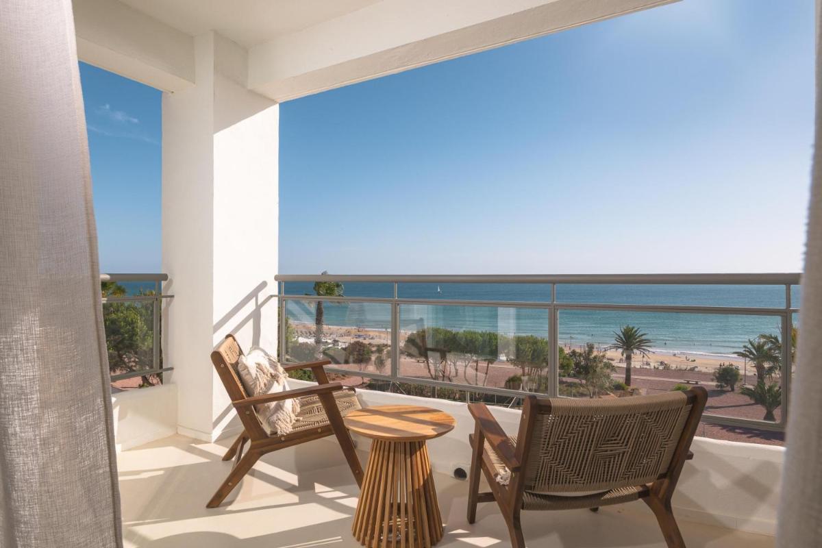 balcón con sillas y mesa y vistas a la playa en DAIA Slow Beach Hotel Conil - Adults Only Recommended, en Conil de la Frontera 86 fotos más
