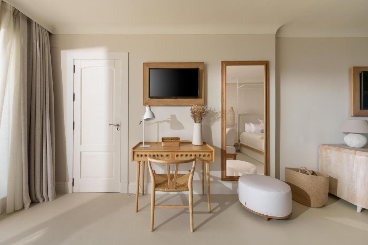 Una televisión o centro de entretenimiento en DAIA Slow Beach Hotel Conil - Adults Only Recommended