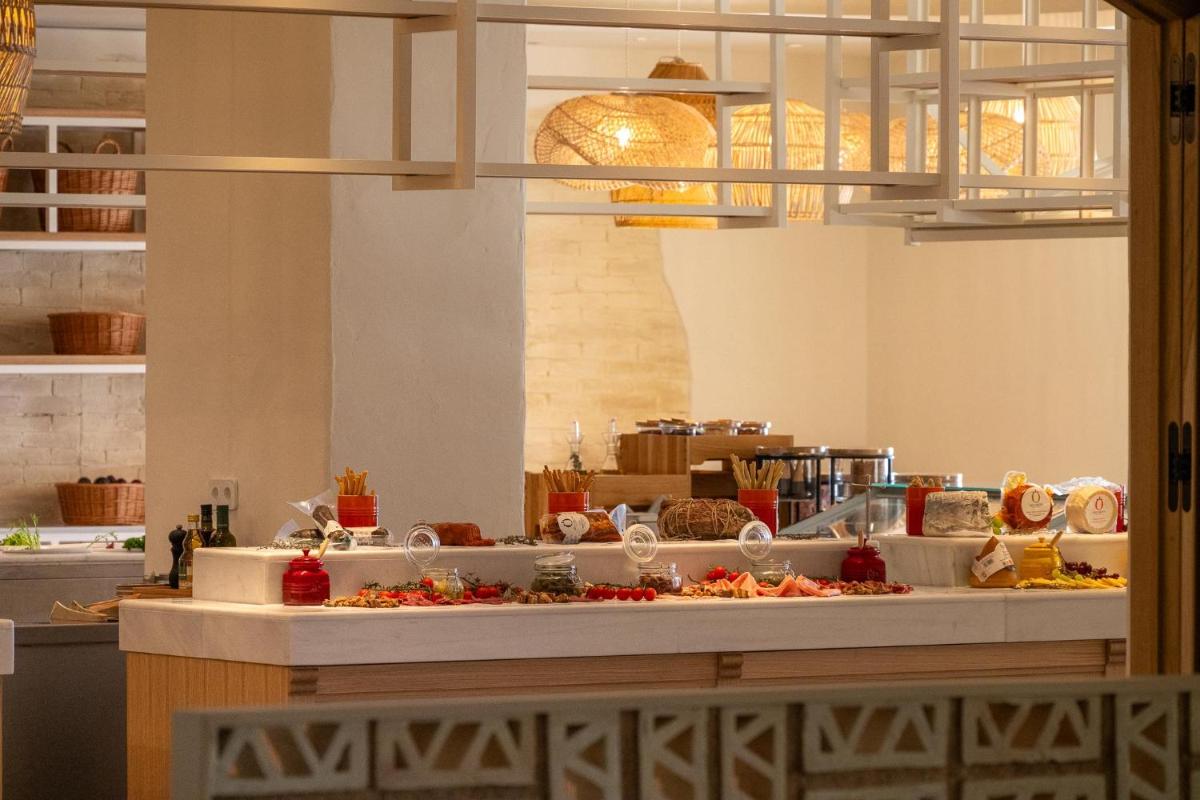 Comida en o cerca de este hotel