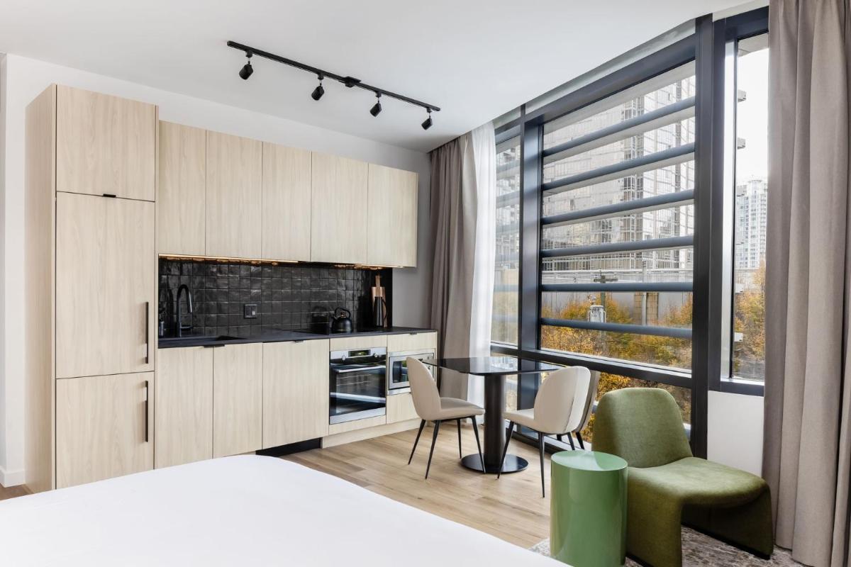 Smithe House - Housity