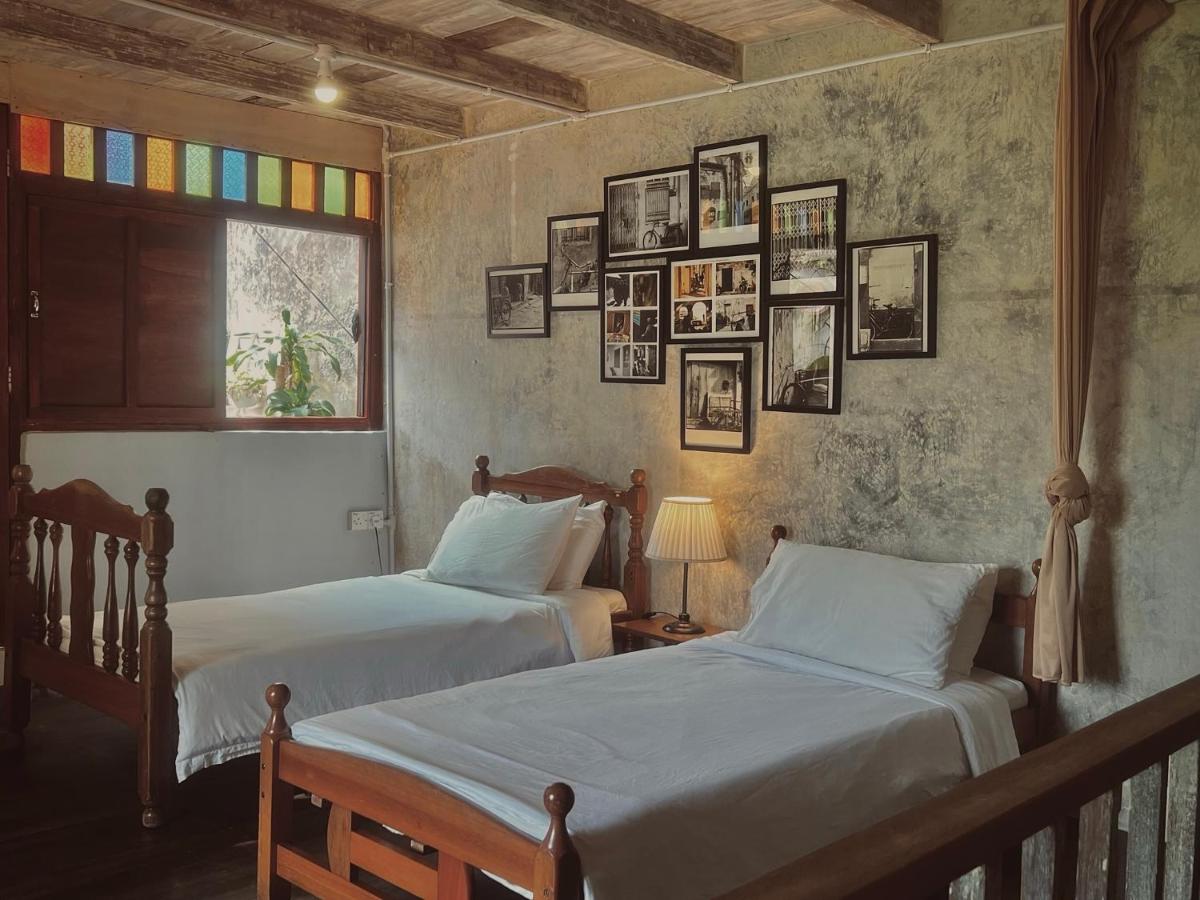 LEJU 21 樂居 Explore Malacca from a riverside house - Housity