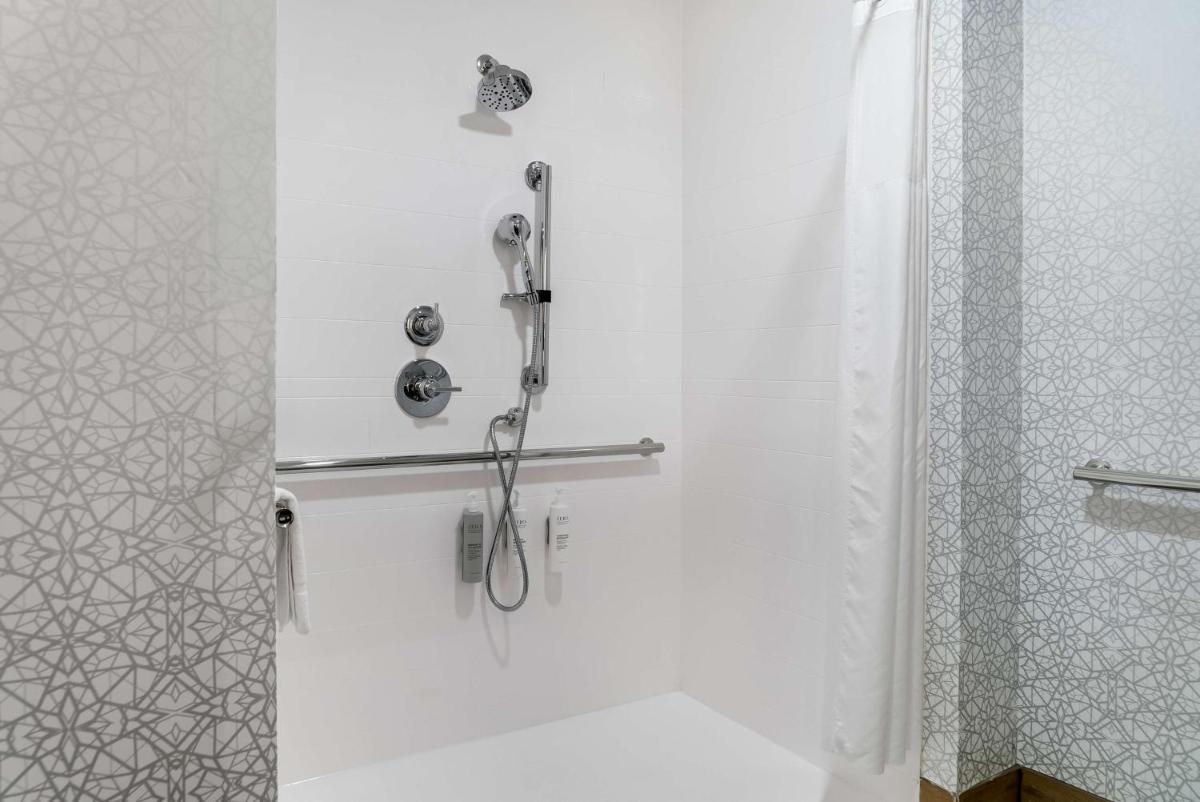 Hampton Inn Detroit/Auburn Hills-North - Housity