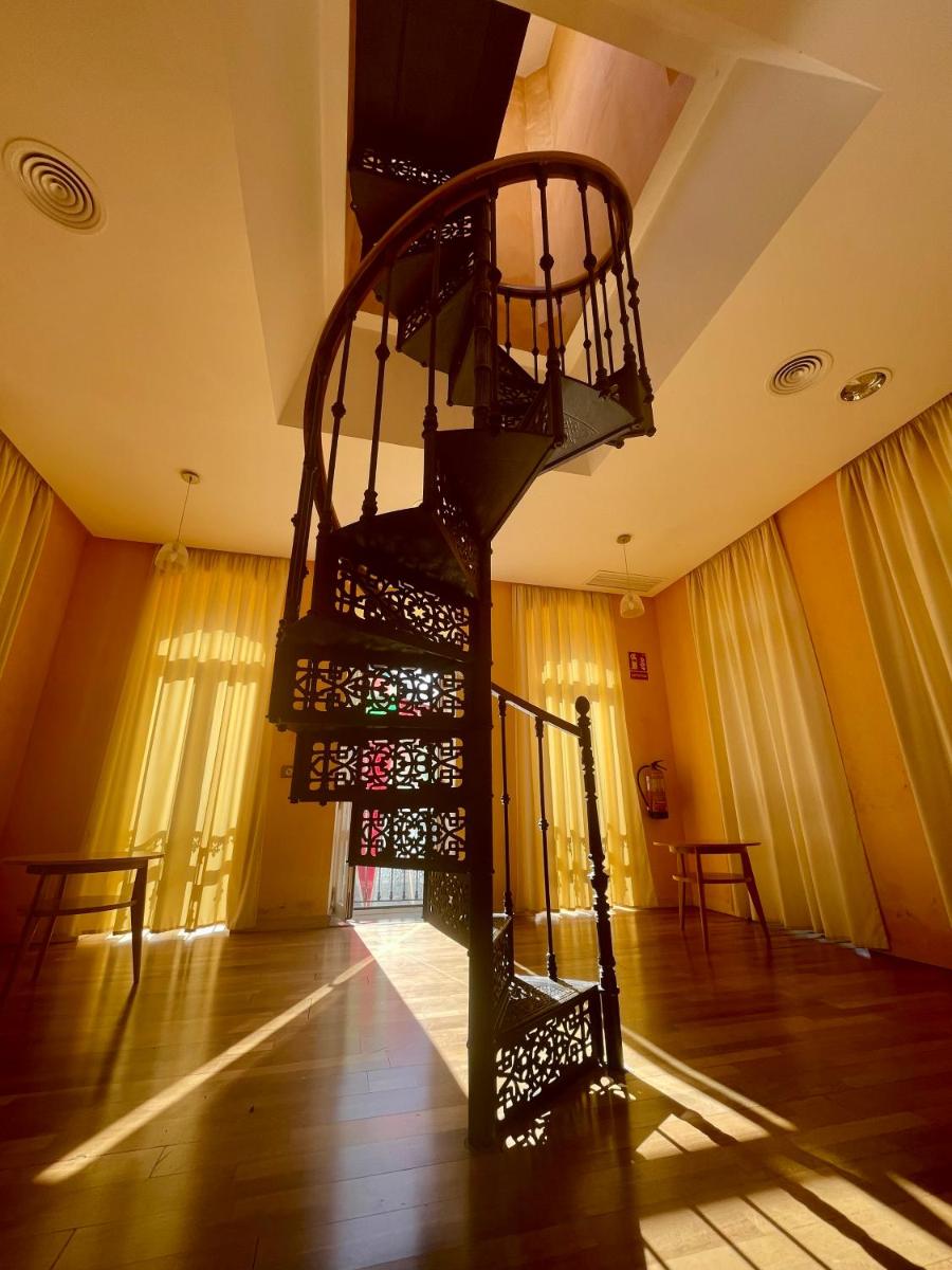 una escalera de caracol en el medio de una habitación en Hotel Mirador de Llerena, en Llerena
