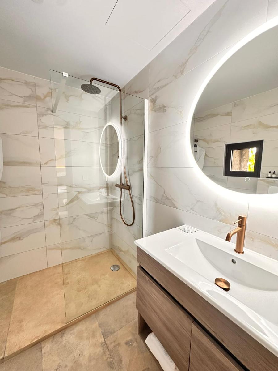 Un baño de Boutique Hotel Comtal Empuries