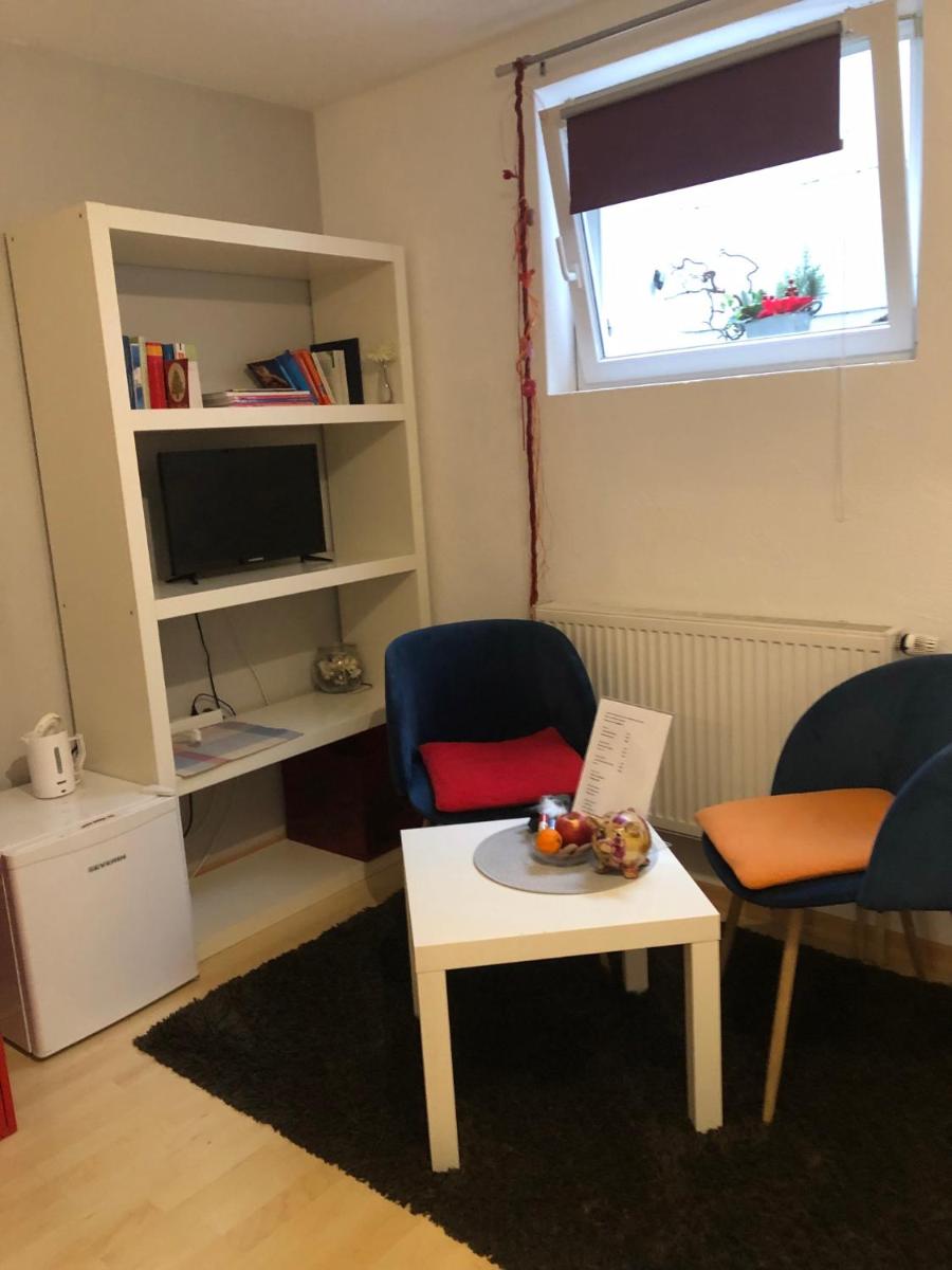 Christine Oparaugo - Privatzimmer mit Dusche - Housity