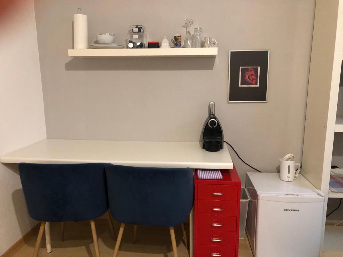 Christine Oparaugo - Privatzimmer mit Dusche - Housity