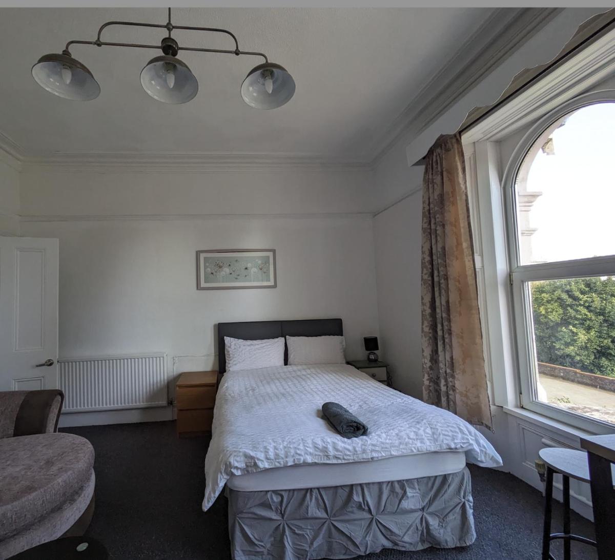Budget room en-suite 8mins walk to Singleton Hospital, R3 - Housity