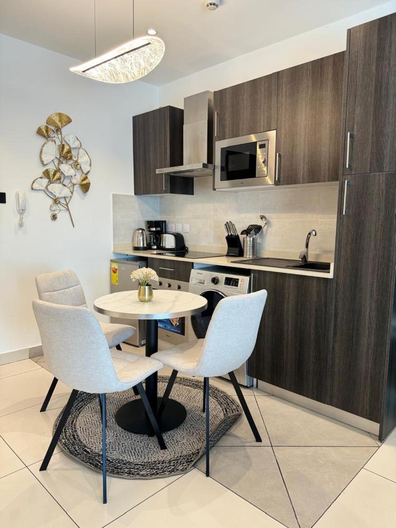 Embassy Gardens Luxury Apartments - Hizvo