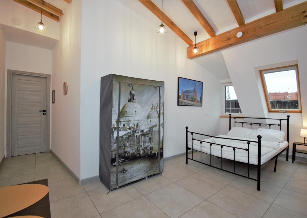 roomspoznan pl - Apartamenty i Pokoje Półwiejska 20 - 24h self check-in - Housity