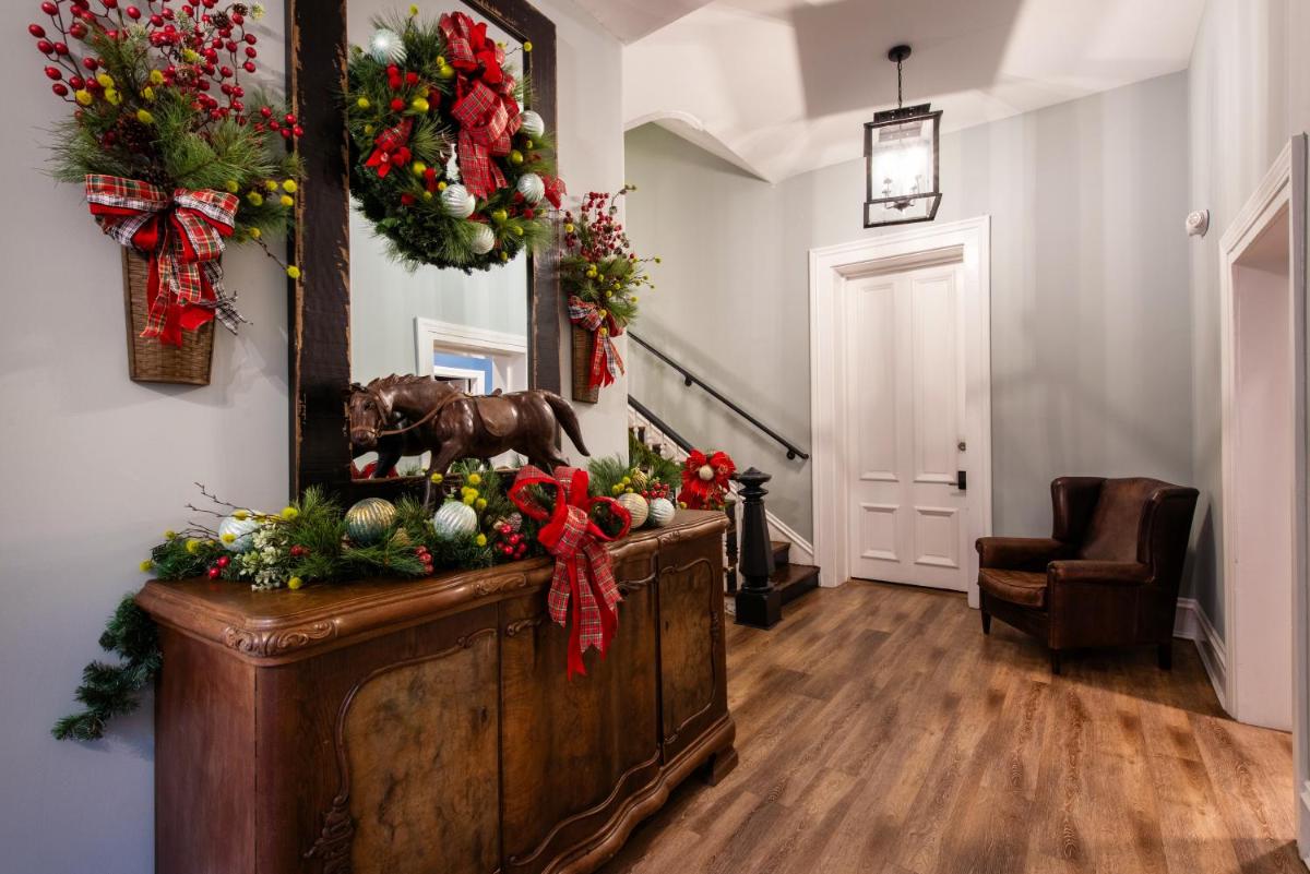 The Woodford Hotel - Housity