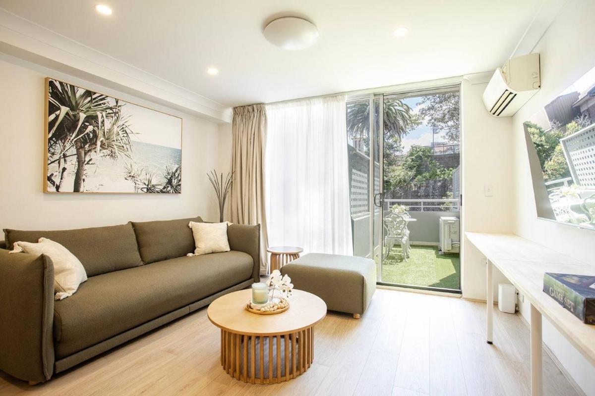 Luxurious Manly Retreat with Beachside Bliss - Housity