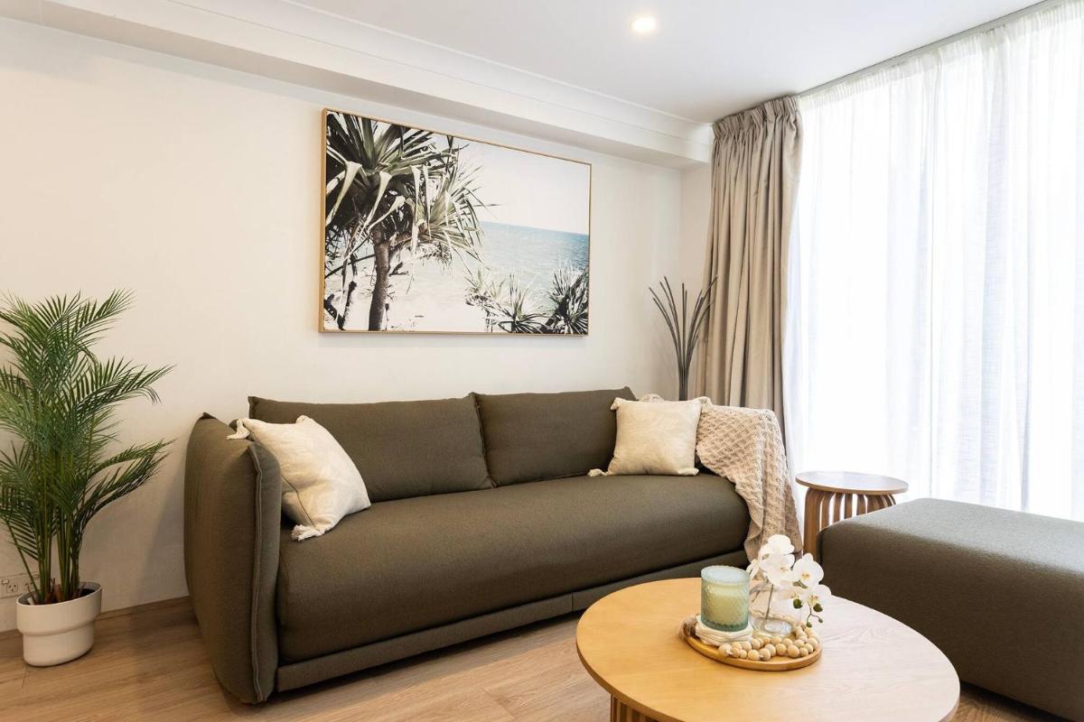 Luxurious Manly Retreat with Beachside Bliss - Housity