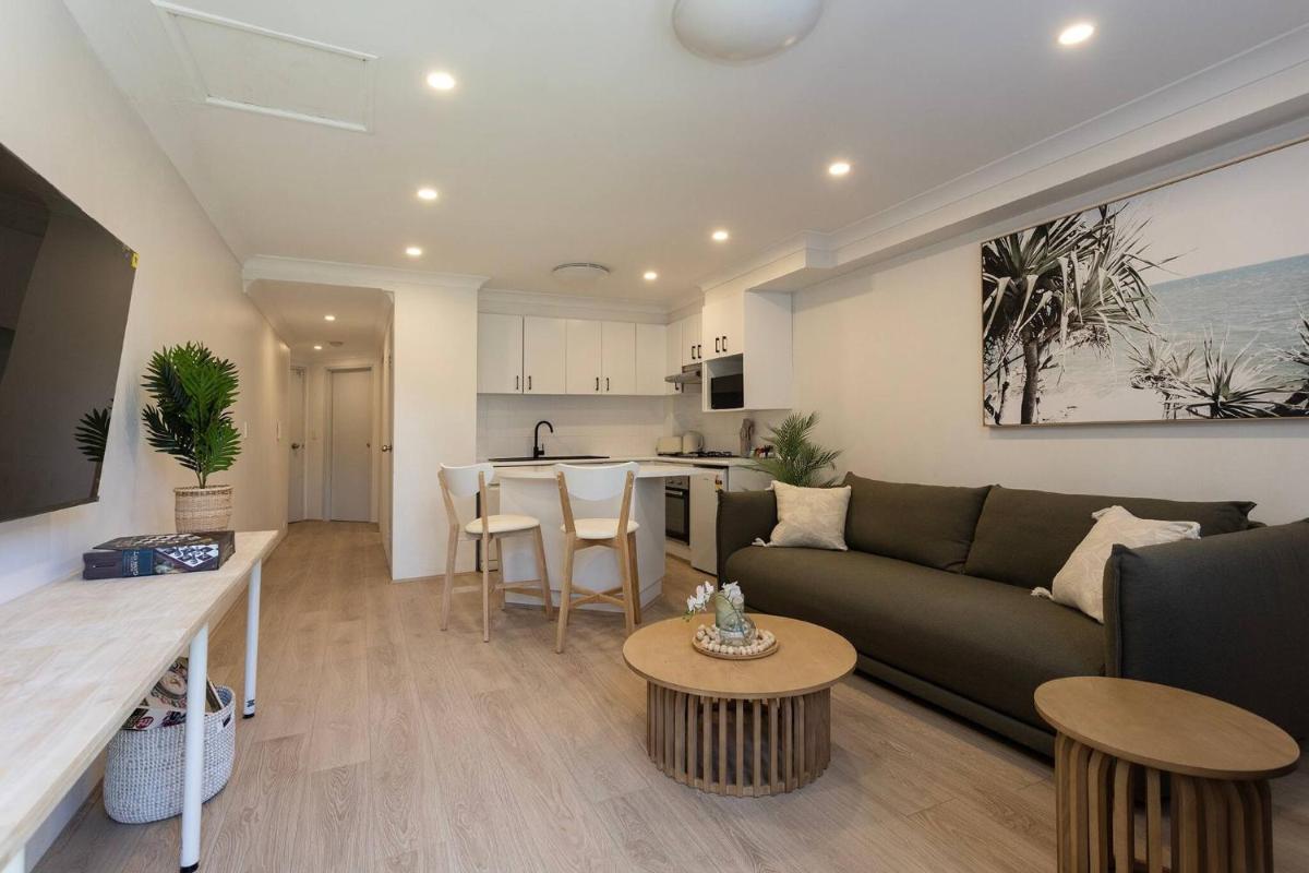 Luxurious Manly Retreat with Beachside Bliss - Housity
