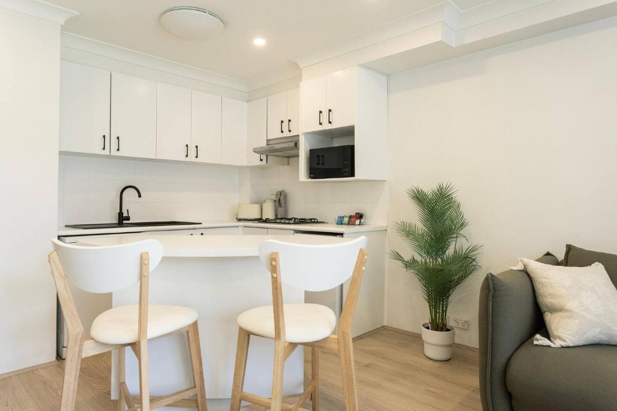 Luxurious Manly Retreat with Beachside Bliss - Housity