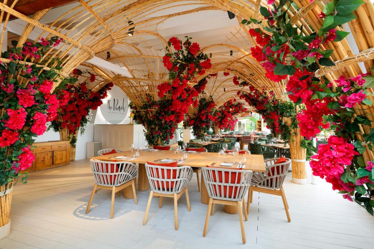 Un restaurante o sitio para comer en Ushuaïa Ibiza Beach Hotel - Adults Only - Club Entrance Included