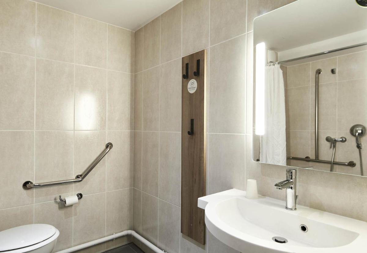 B&amp;B HOTEL Saint-Denis Porte de Paris - Housity