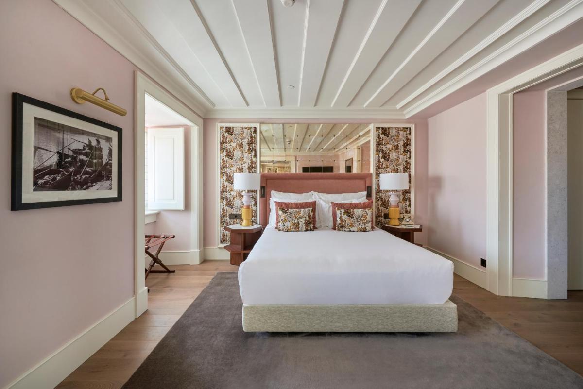 Uma cama ou camas num quarto em Palácio Ludovice Wine Experience Hotel