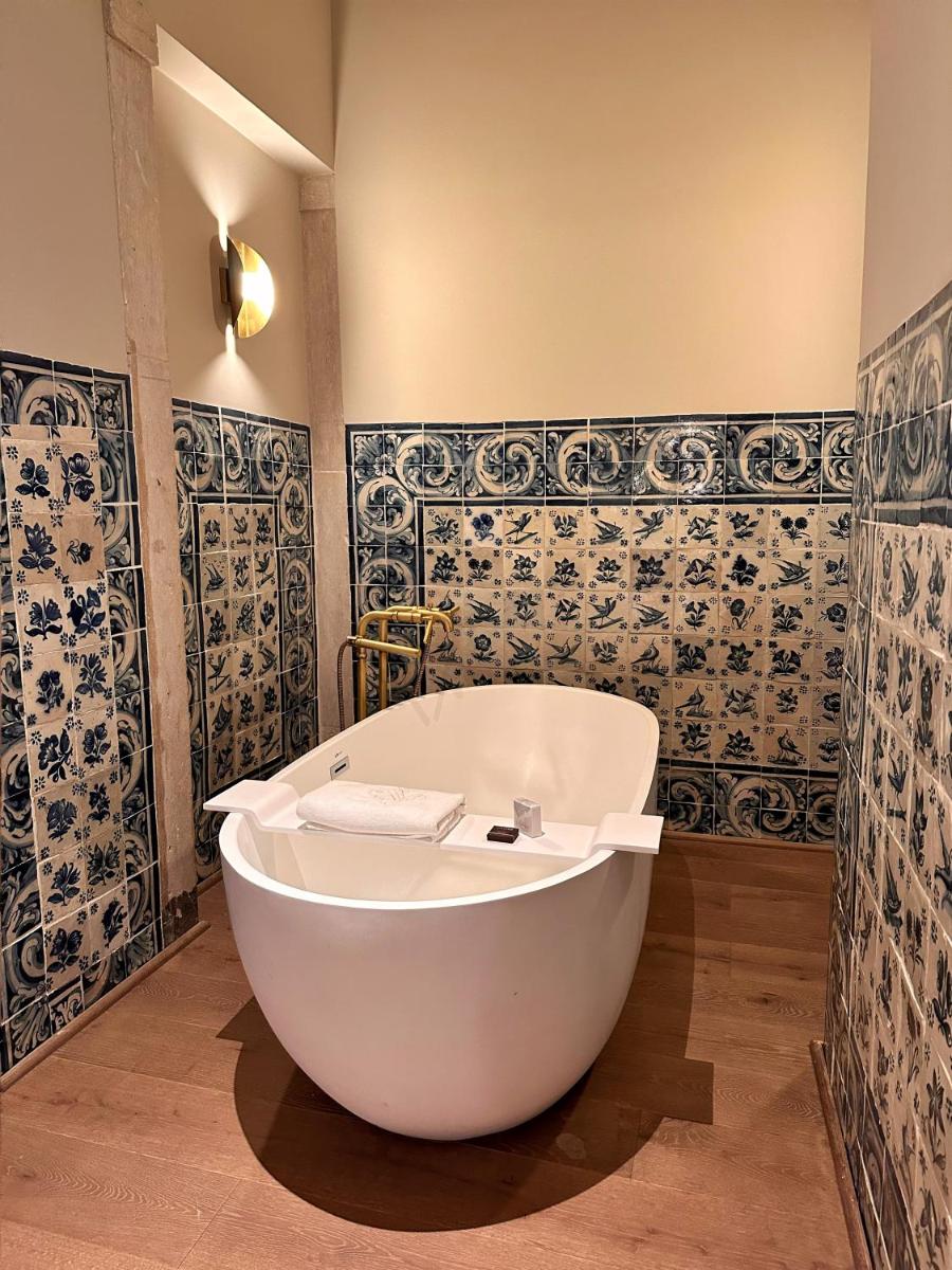 Uma casa de banho em Palácio Ludovice Wine Experience Hotel