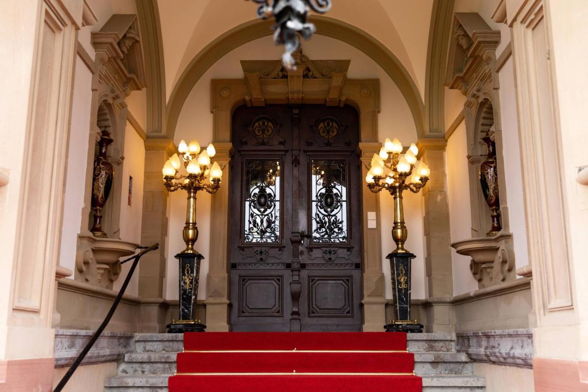 Eine Fassade oder ein Eingang zu Schloss Lieser, Autograph Collection