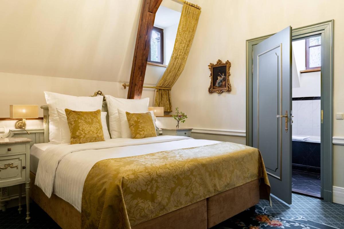 Ein Bett oder Betten in einem Zimmer der Unterkunft Schloss Lieser, Autograph Collection