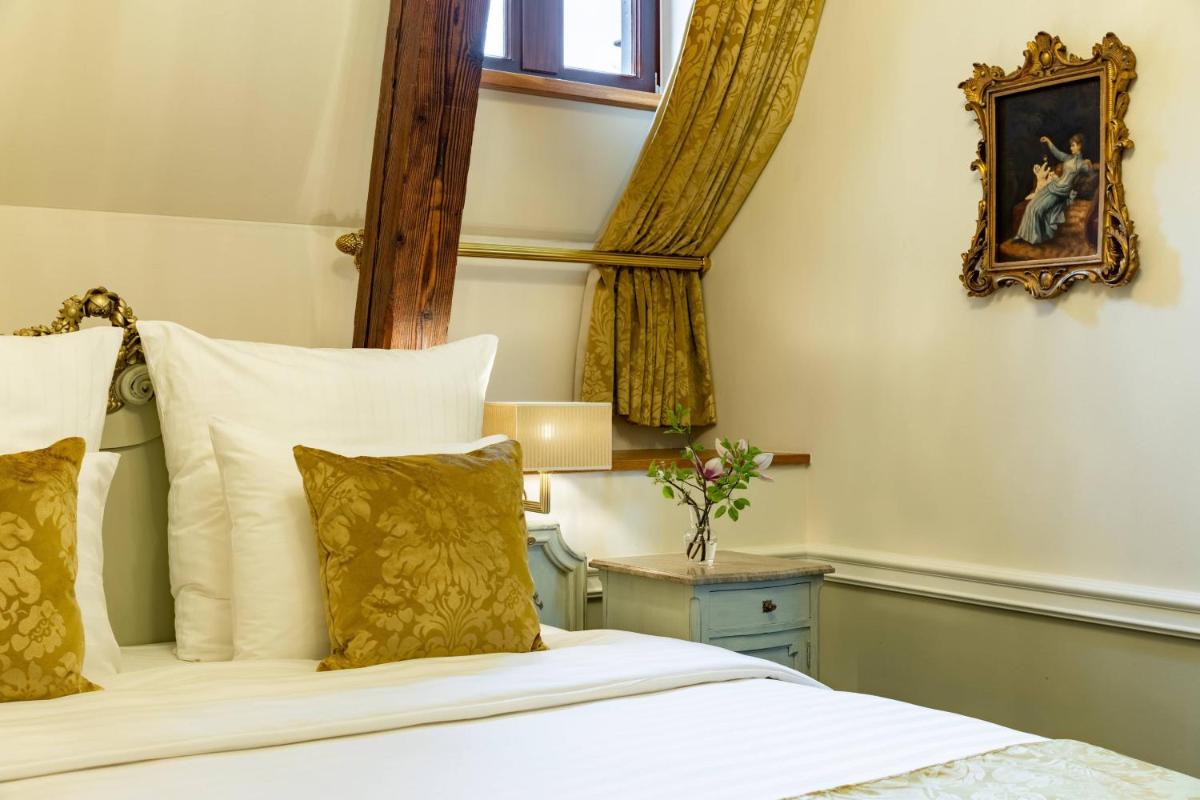 Ein Bett oder Betten in einem Zimmer der Unterkunft Schloss Lieser, Autograph Collection