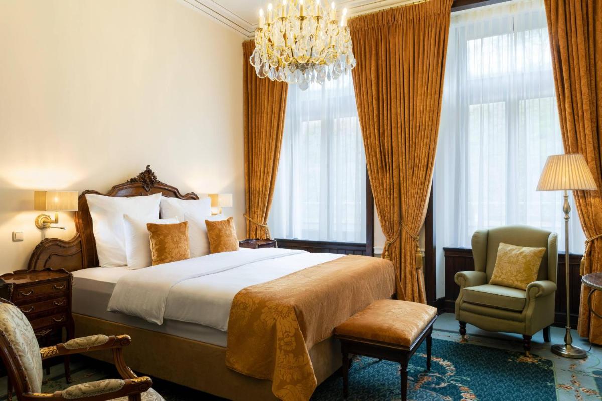 Ein Bett oder Betten in einem Zimmer der Unterkunft Schloss Lieser, Autograph Collection