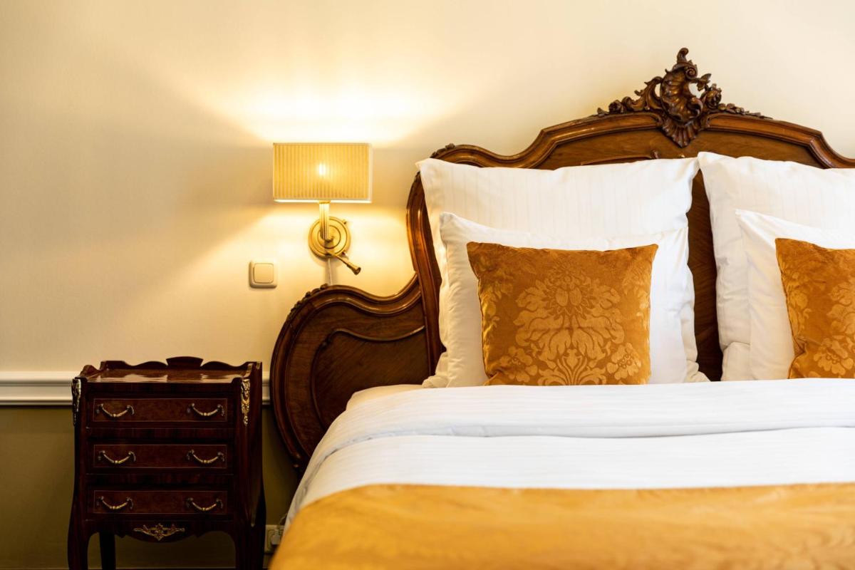 Ein Bett oder Betten in einem Zimmer der Unterkunft Schloss Lieser, Autograph Collection