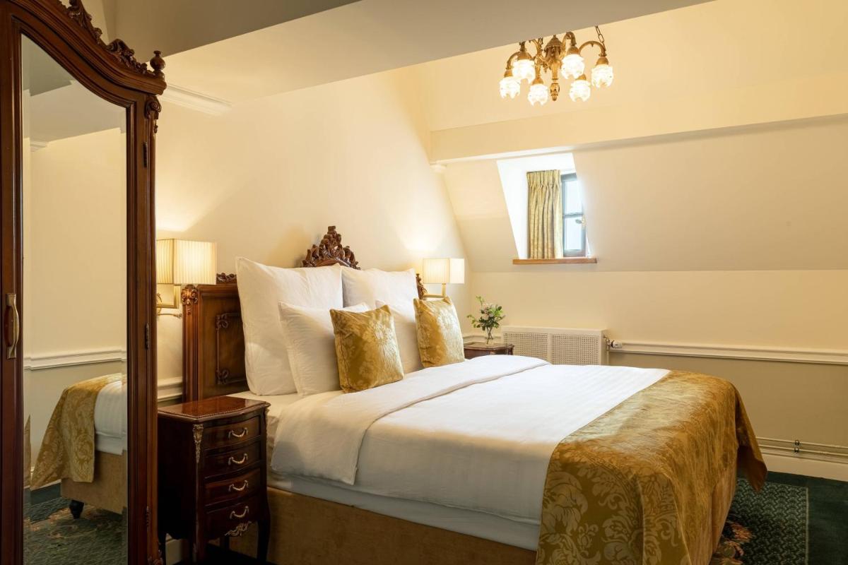 Ein Bett oder Betten in einem Zimmer der Unterkunft Schloss Lieser, Autograph Collection