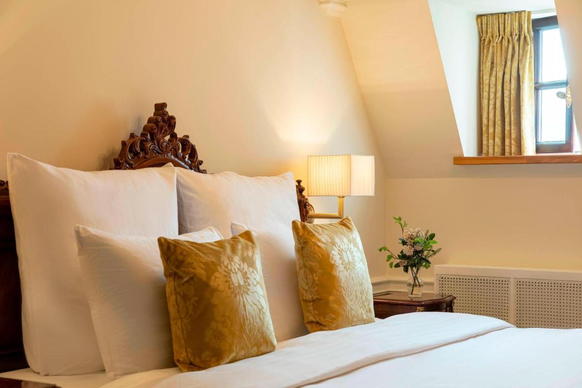 Ein Bett oder Betten in einem Zimmer der Unterkunft Schloss Lieser, Autograph Collection