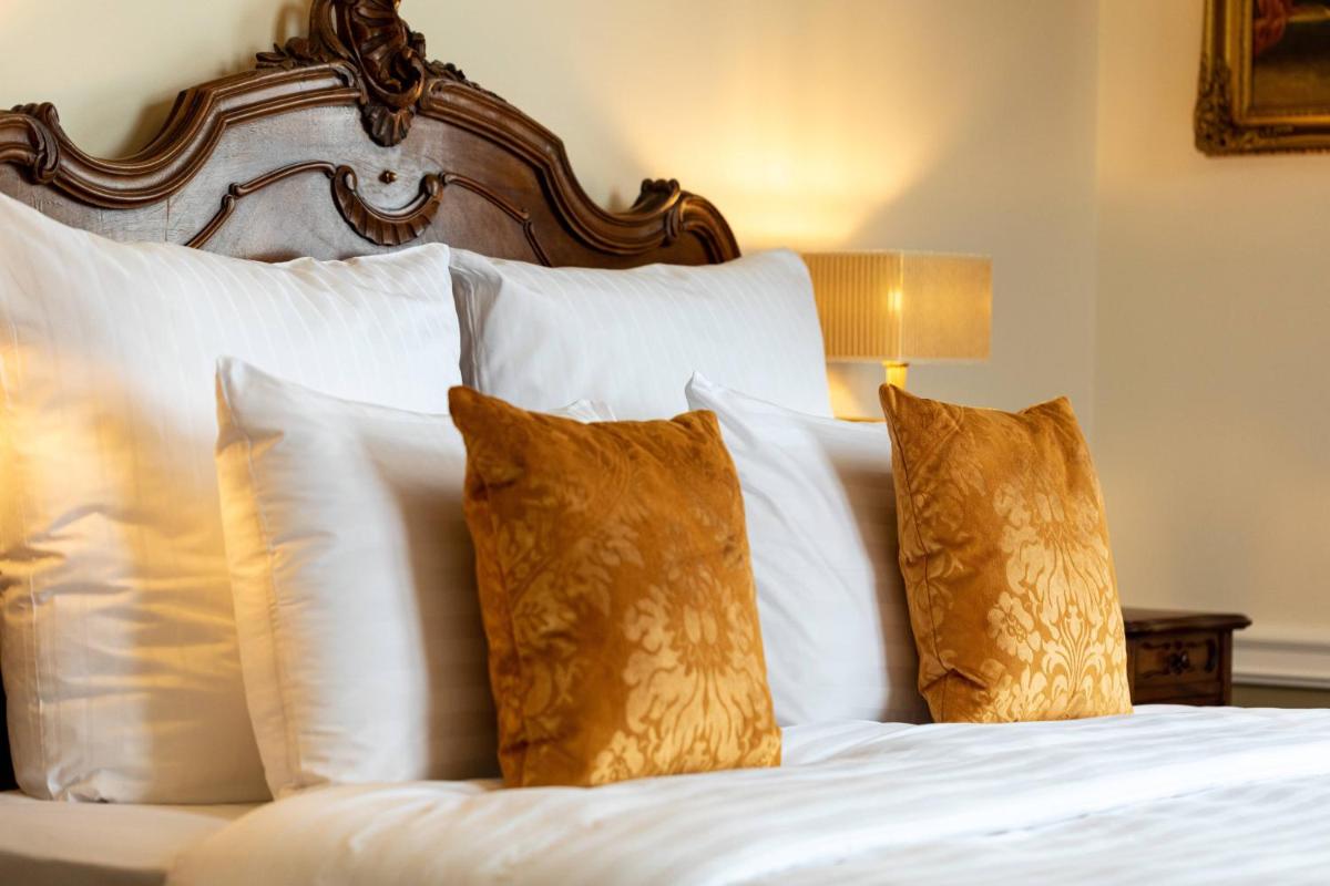 Ein Bett oder Betten in einem Zimmer der Unterkunft Schloss Lieser, Autograph Collection