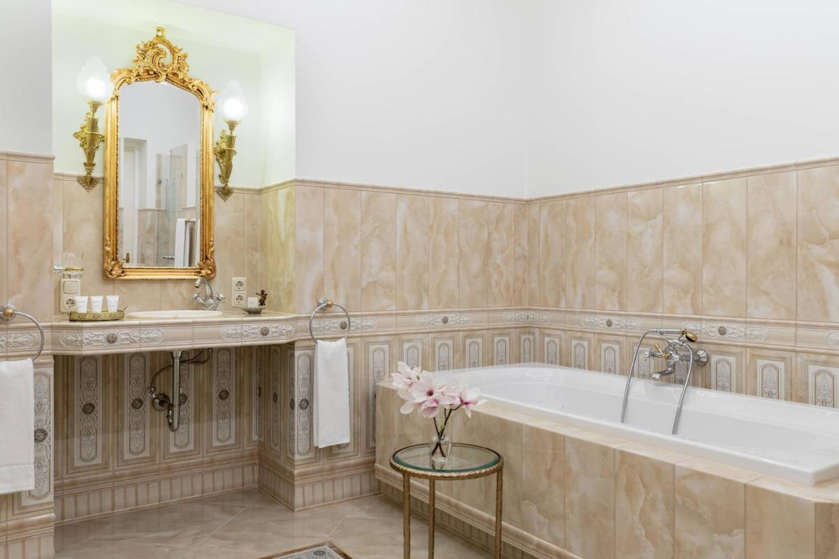 Ein Badezimmer in der Unterkunft Schloss Lieser, Autograph Collection