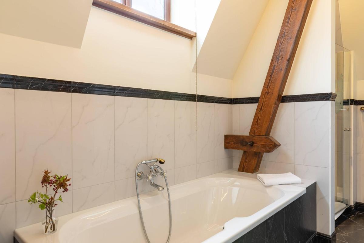 Ein Badezimmer in der Unterkunft Schloss Lieser, Autograph Collection