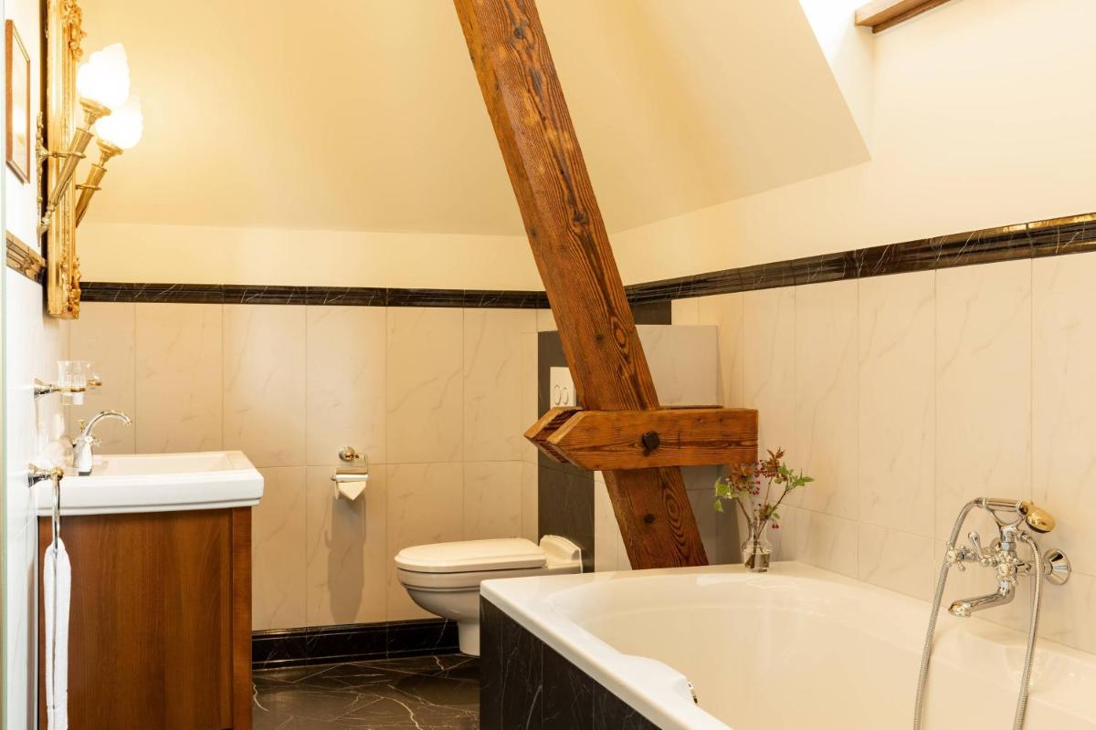 Ein Badezimmer in der Unterkunft Schloss Lieser, Autograph Collection
