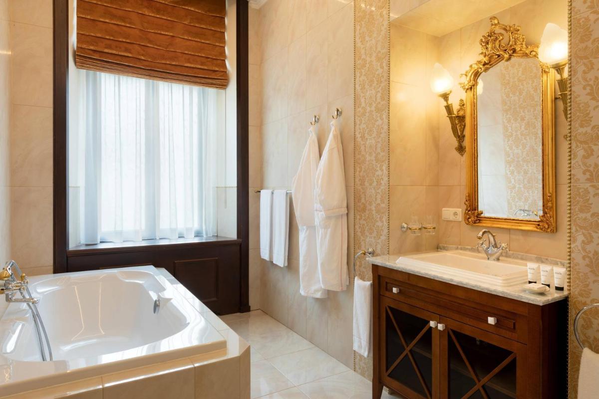 Ein Badezimmer in der Unterkunft Schloss Lieser, Autograph Collection