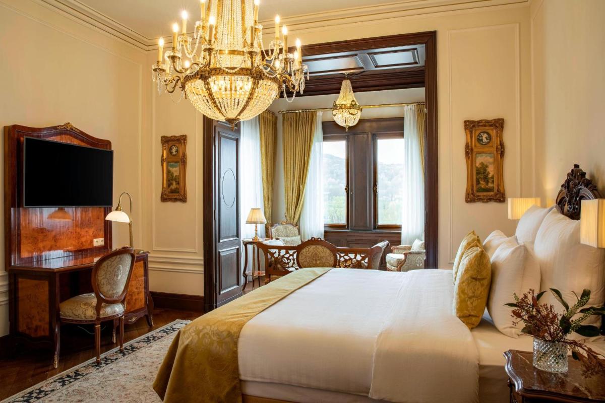 Ein Bett oder Betten in einem Zimmer der Unterkunft Schloss Lieser, Autograph Collection
