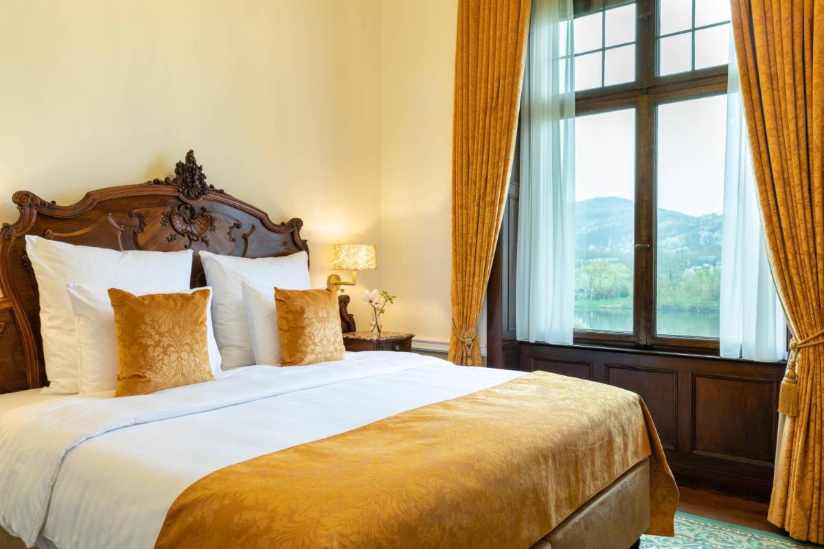 Ein Bett oder Betten in einem Zimmer der Unterkunft Schloss Lieser, Autograph Collection