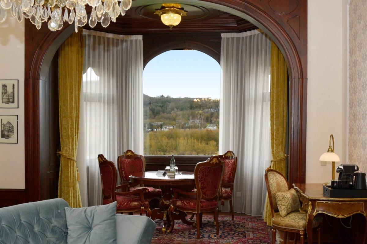 Ein Sitzbereich in der Unterkunft Schloss Lieser, Autograph Collection