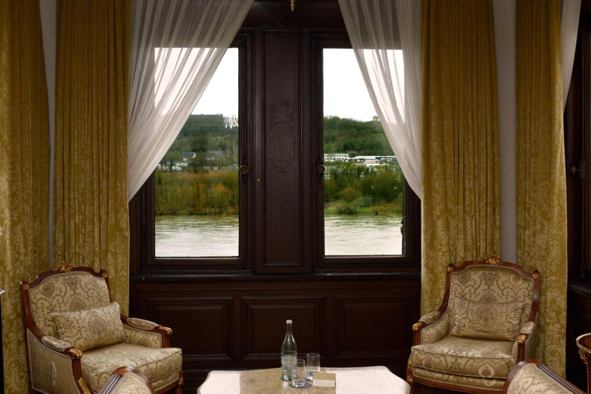 Blick auf einen Fluss in der Nähe des Hotels