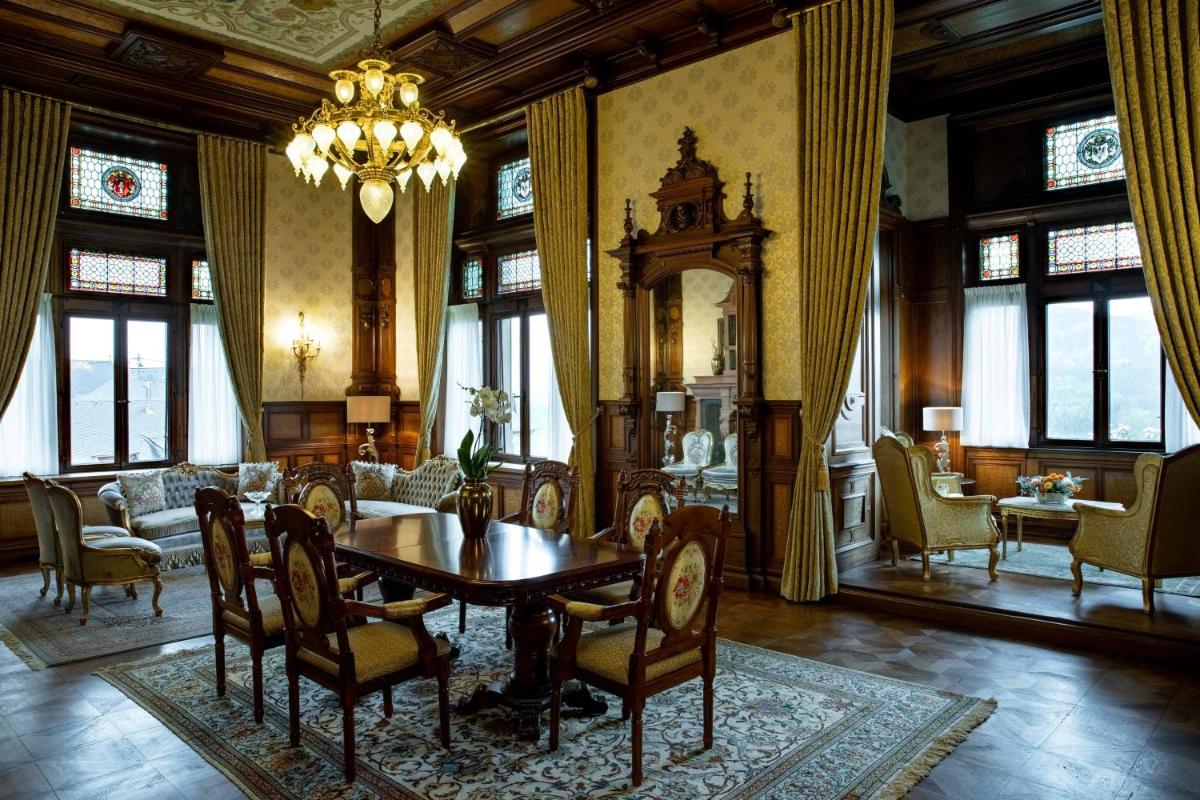 Ein Sitzbereich in der Unterkunft Schloss Lieser, Autograph Collection