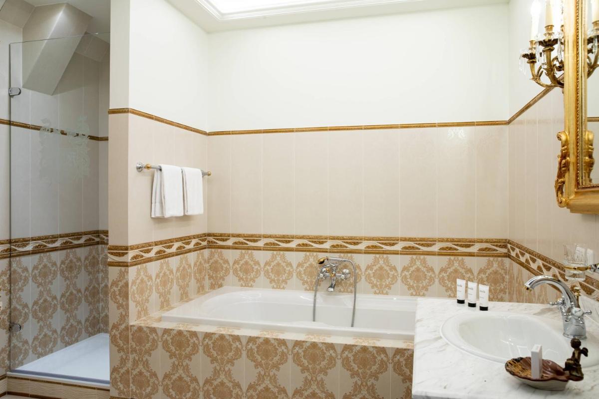 Ein Badezimmer in der Unterkunft Schloss Lieser, Autograph Collection